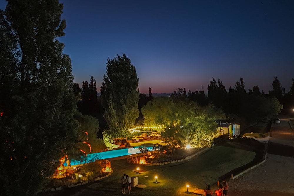 piscina y Aguaribar de noche en finca la escondida san rafael